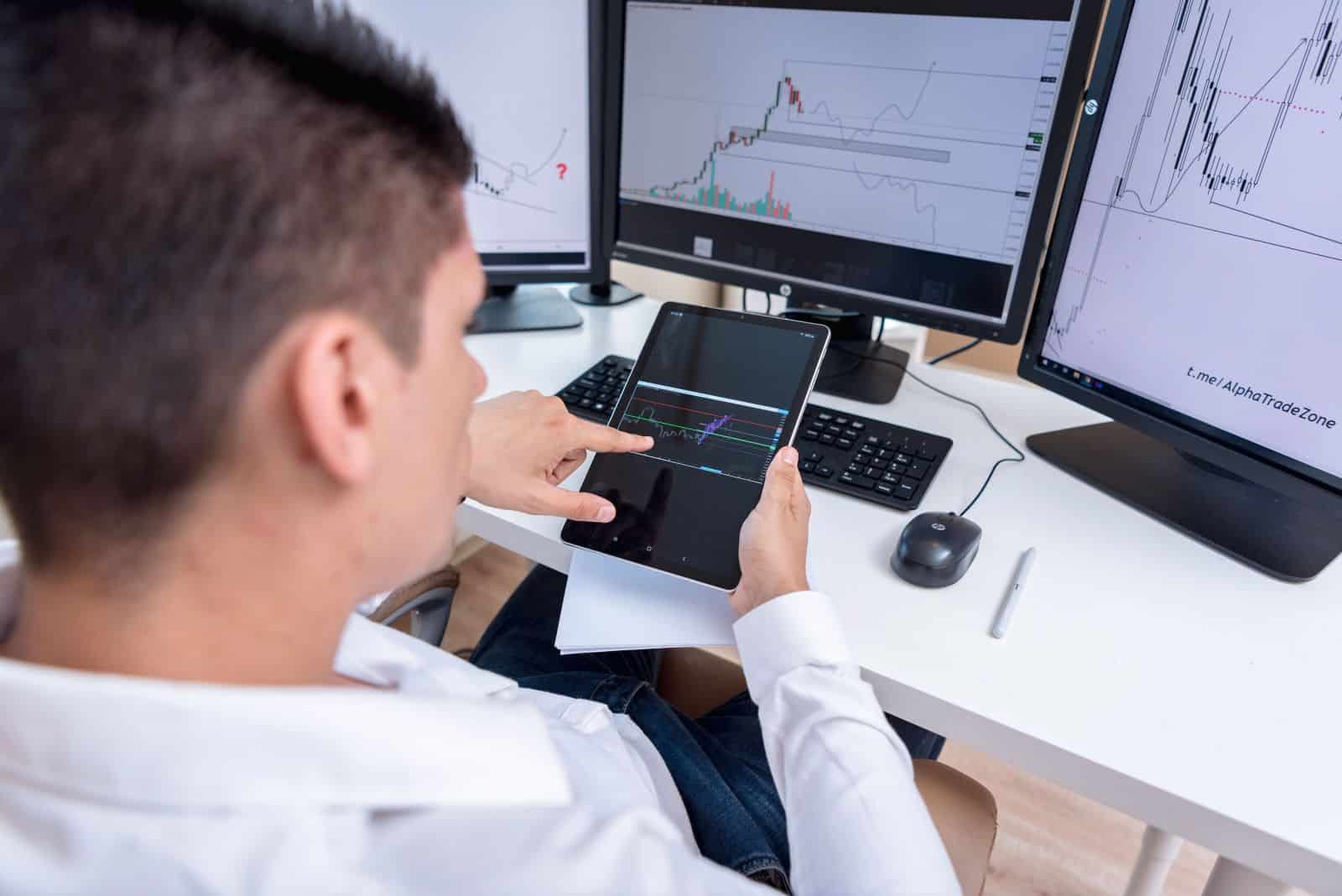 Global investor analyzing U.S. real estate, USD-denominated assets, currency diversification, and DSCR mortgage financing