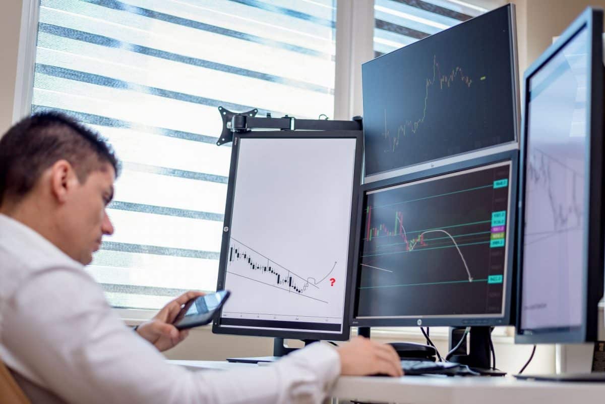 Global investor reviewing U.S. real estate, USD-denominated assets, currency diversification, and DSCR mortgage opportunities