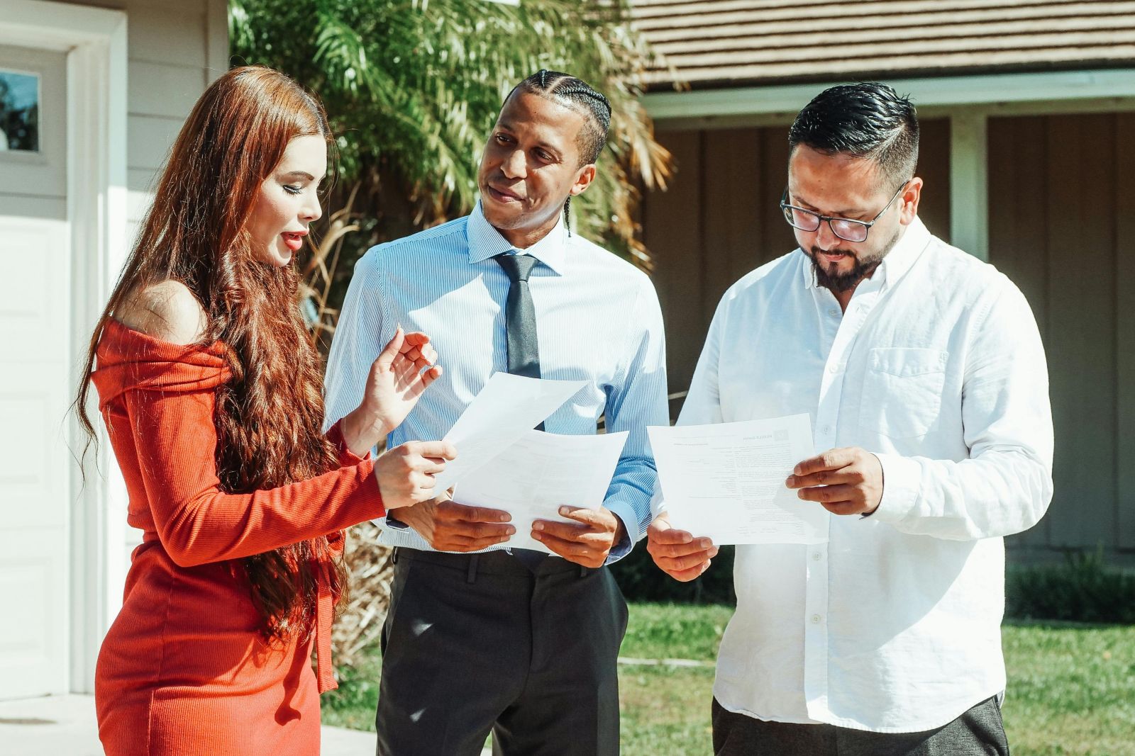 U.S. expat reviewing mortgage and property options while planning a future home purchase in America