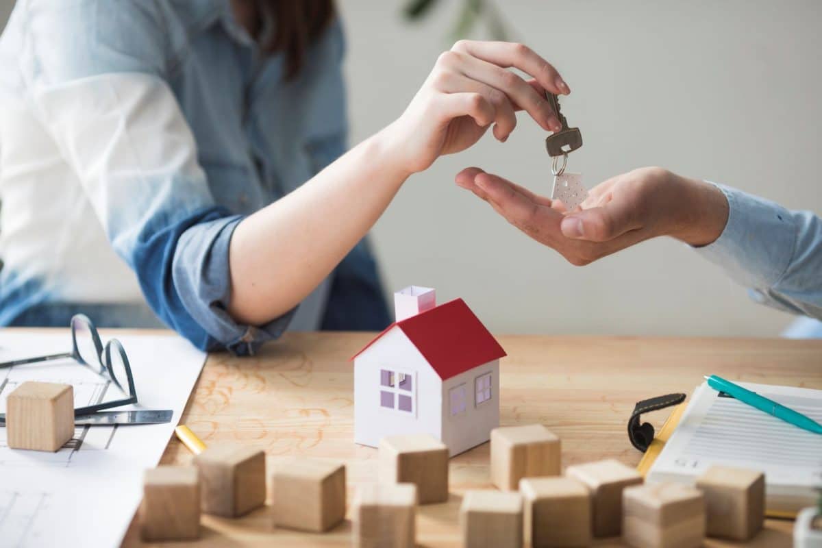 U.S. expat living abroad reviewing mortgage financing options for buying property in the United States